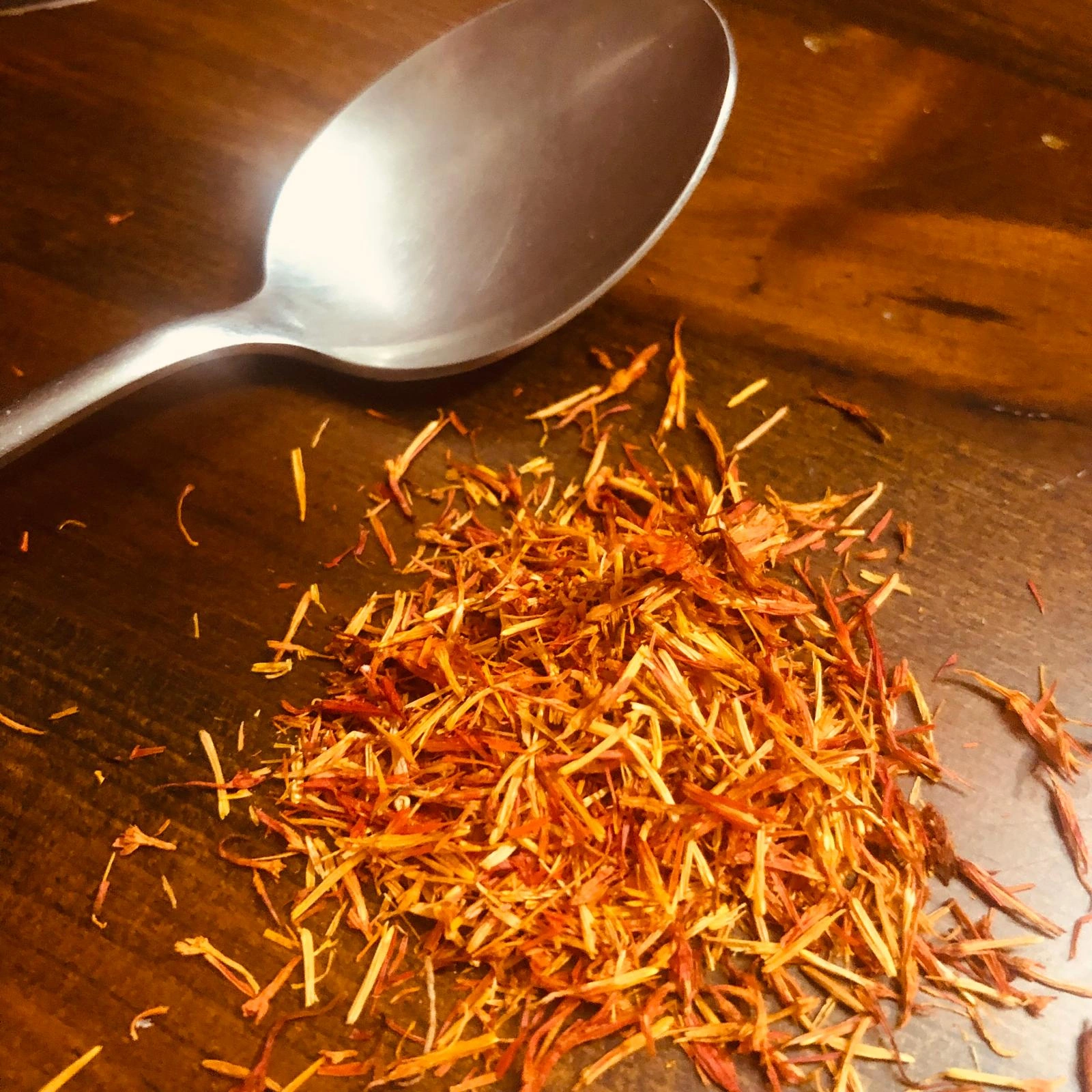Petali essiccati di càrtamo con cucchiaino